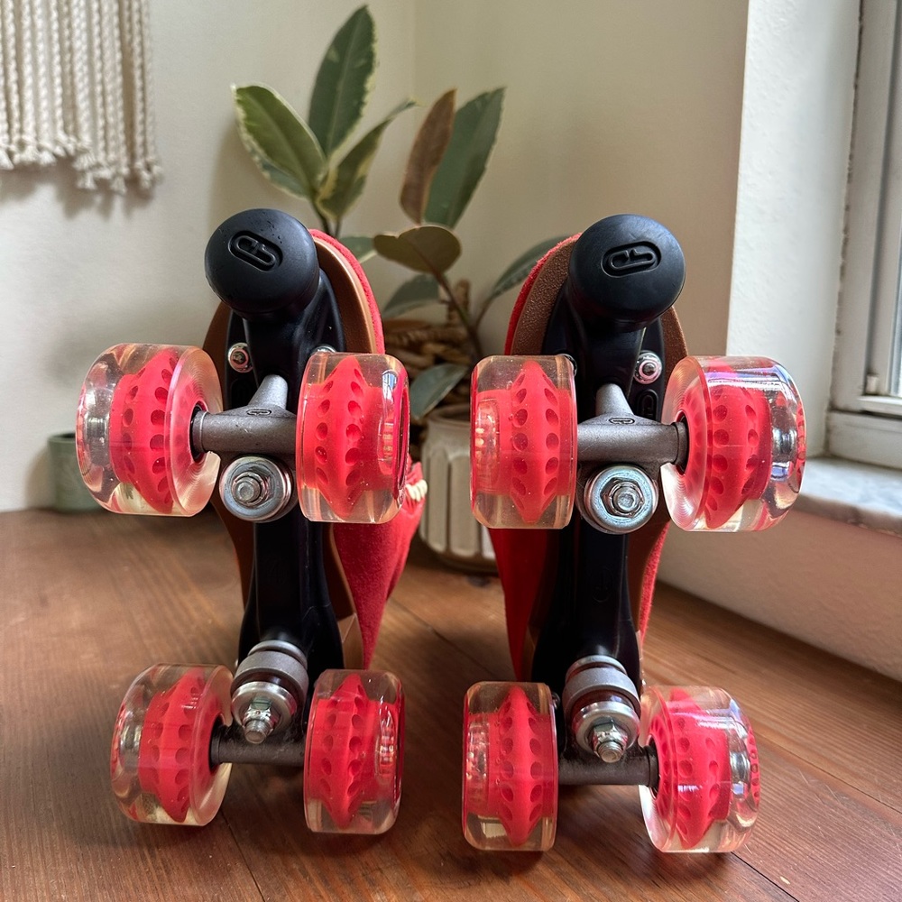 Moxi Lolly “Poppy” Red Suede Roller Skates - Picture 7 of 9
